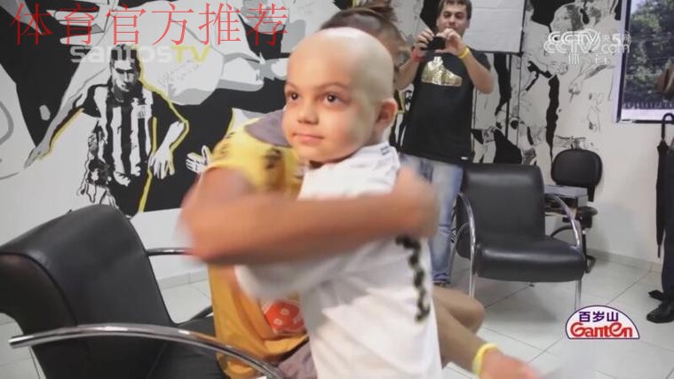 跨越13年的温情 内马尔与患病球迷重聚 跨越13年的温情 内马尔与患病球迷重聚